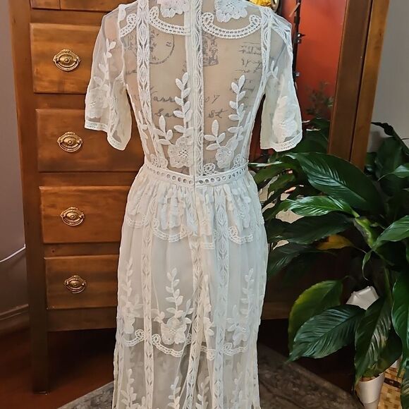 NWT Pink Lilly Elegant White Lace Maxi Dress size Small - Picture 9 of 16